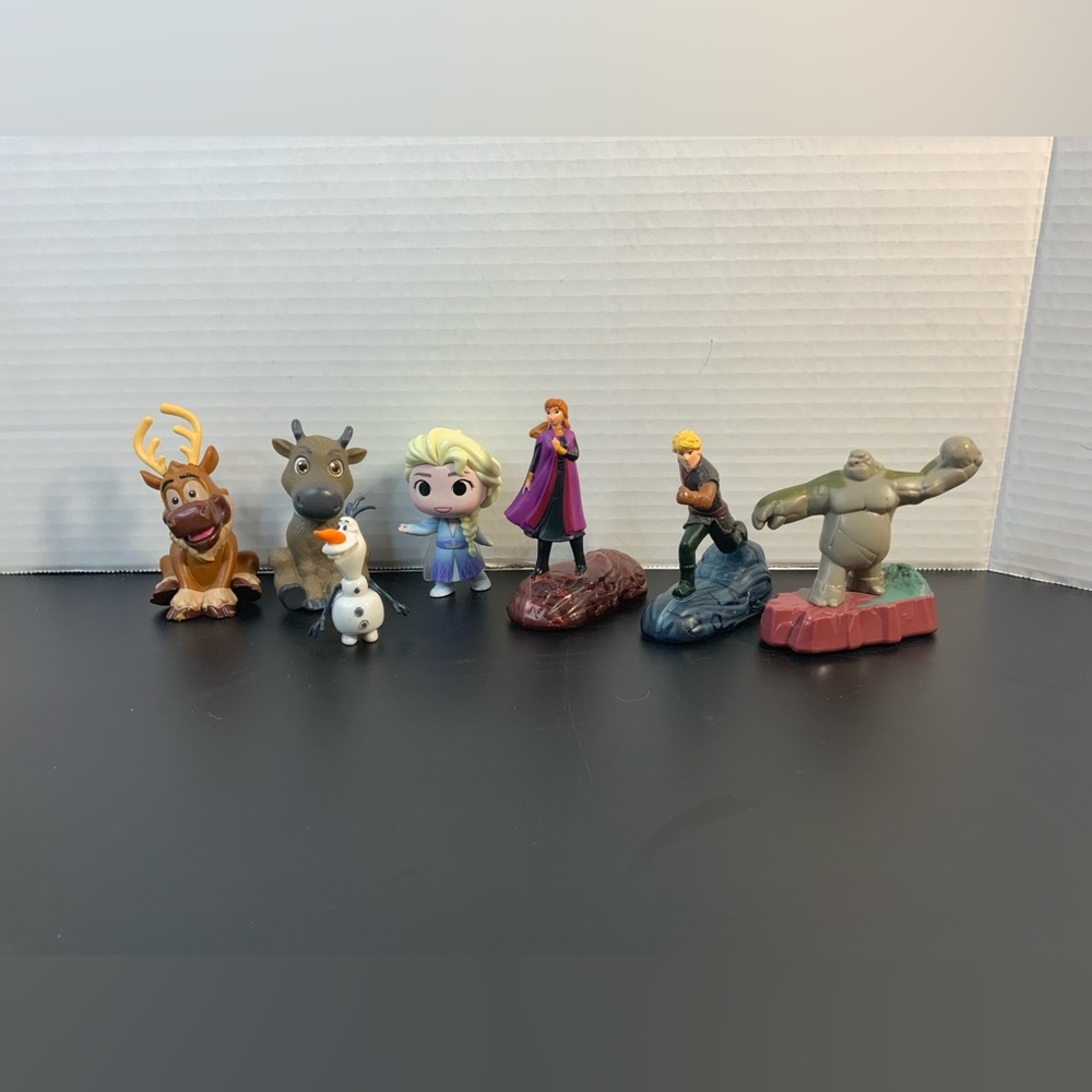 Lot of 7 Disney’s Frozen figures/cake toppers